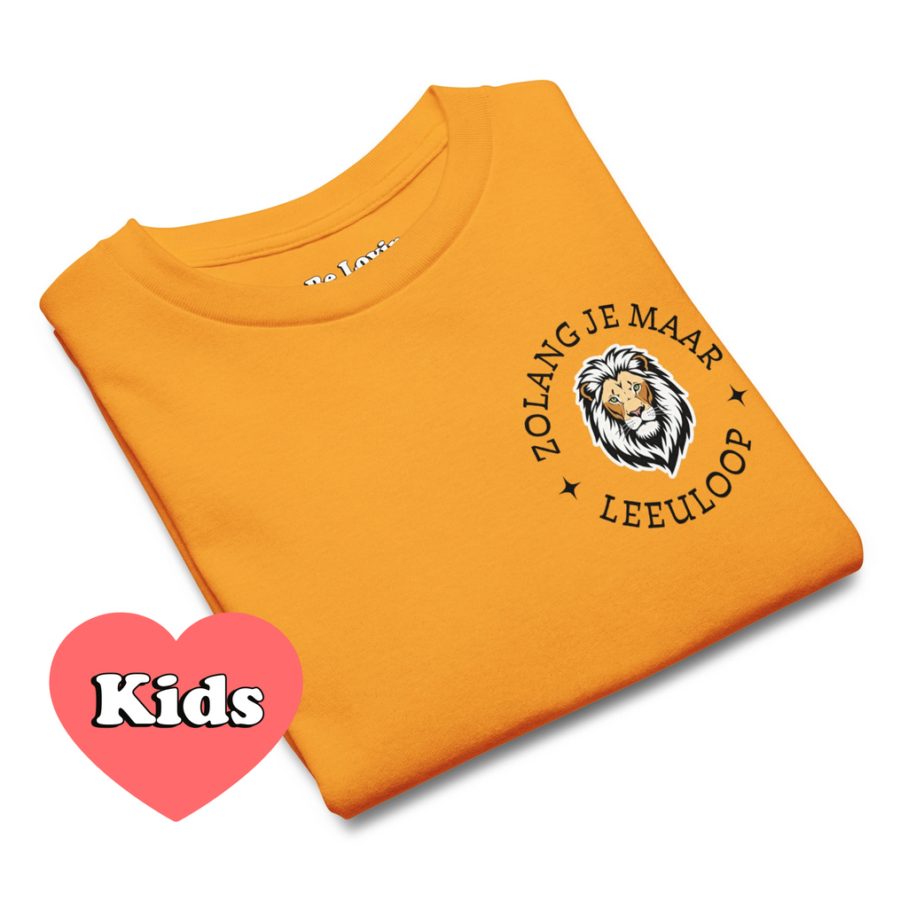 Gold kids t-shirt with small lion chest print and the phrase “Zolang je maar leeuloop,” South African Roots youth tee inspired by the Afrikaans song “Leeuloop.”