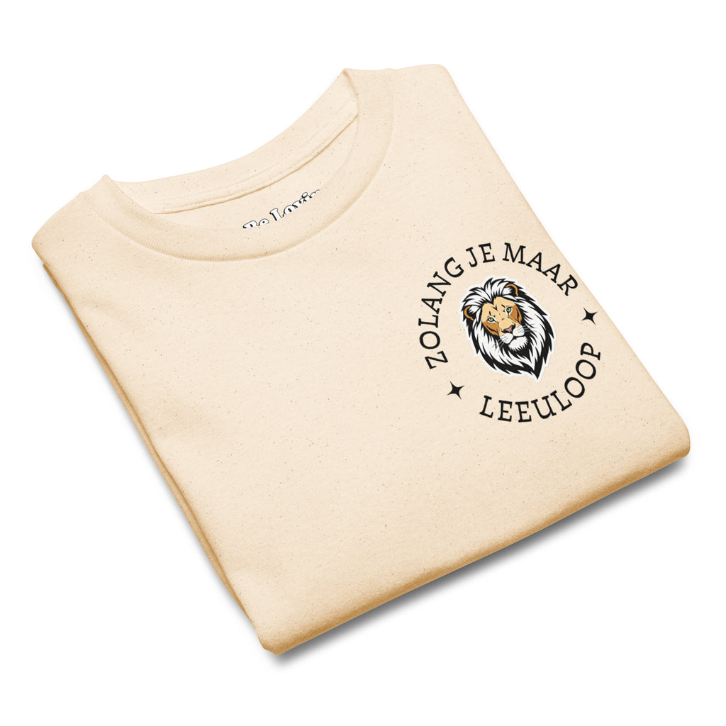 Natural kids t-shirt with small lion chest print and the phrase “Zolang je maar leeuloop,” South African Roots youth tee inspired by the Afrikaans song “Leeuloop.”