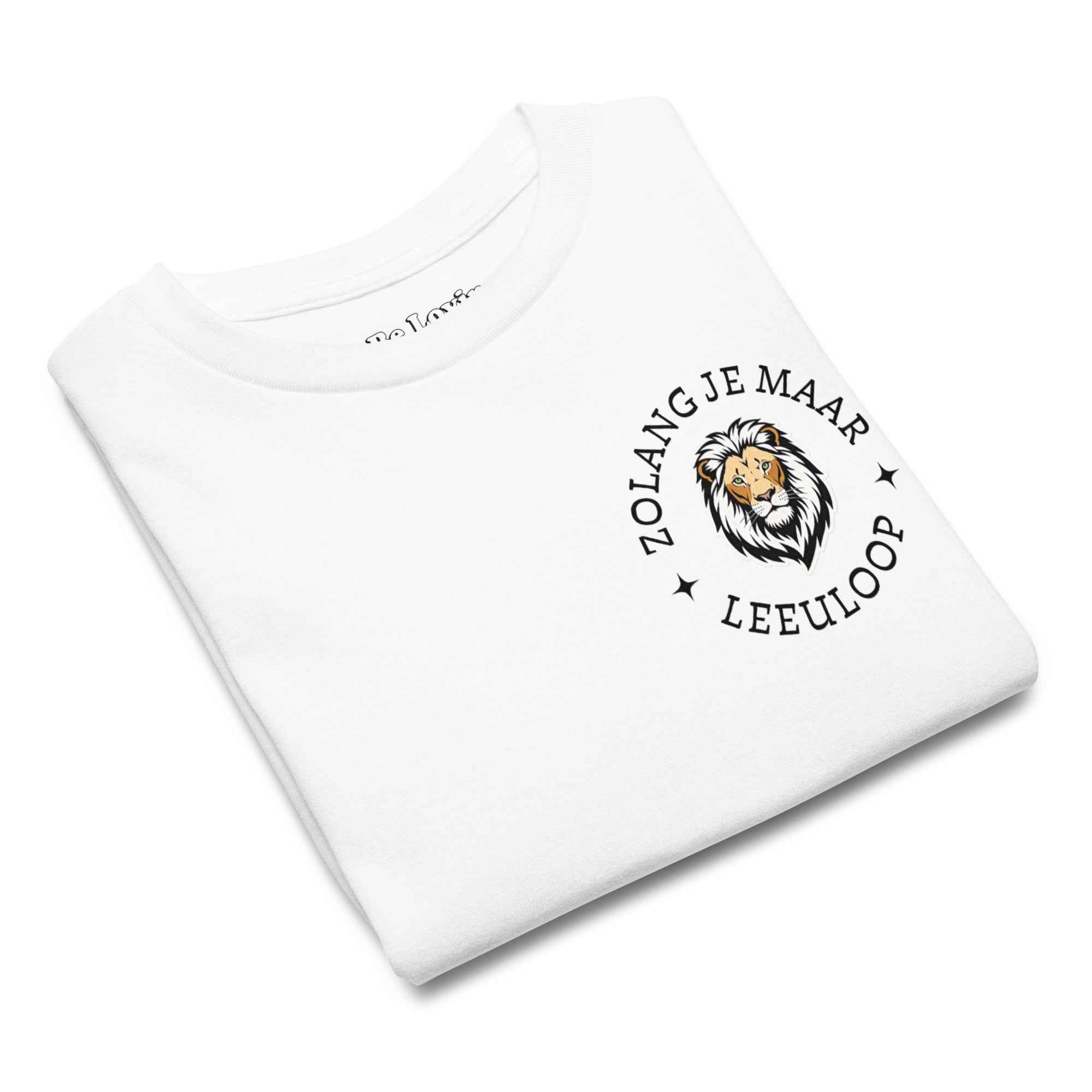 White kids t-shirt with small lion chest print and the phrase “Zolang je maar leeuloop,” South African Roots youth tee inspired by the Afrikaans song “Leeuloop.”