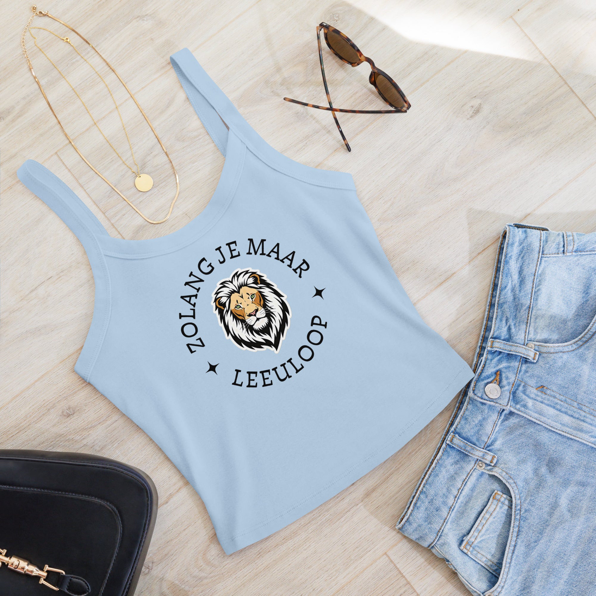 Women’s micro-rib tank top with lion illustration and the phrase “Zolang je maar leeuloop,” inspired by the Afrikaans song “Leeuloop.”